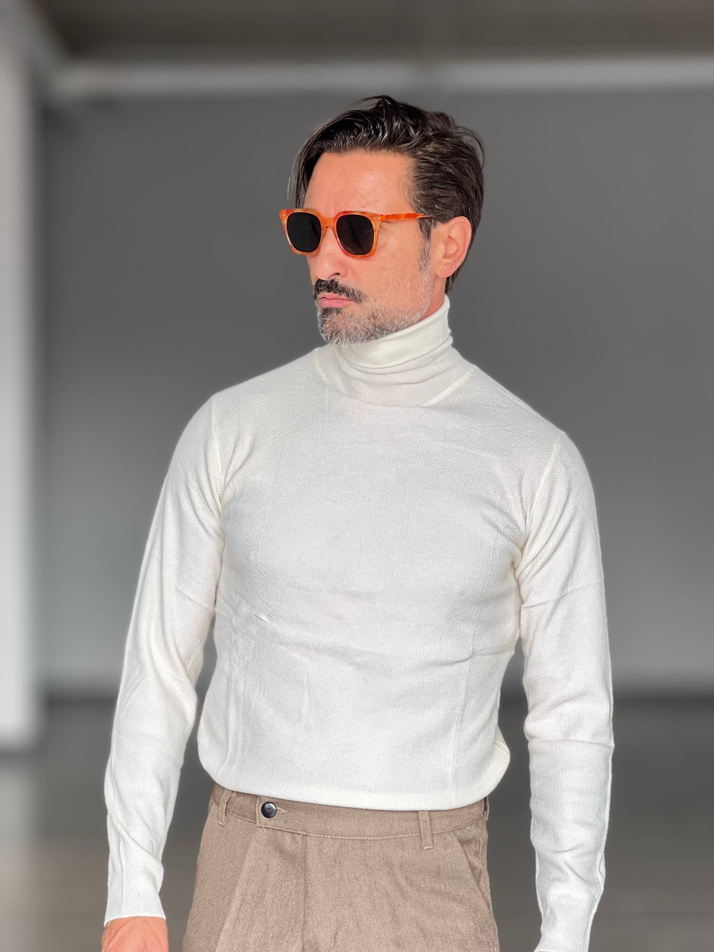 MULTICOLORED RED AND GRAY SHAVED HIGH NECK