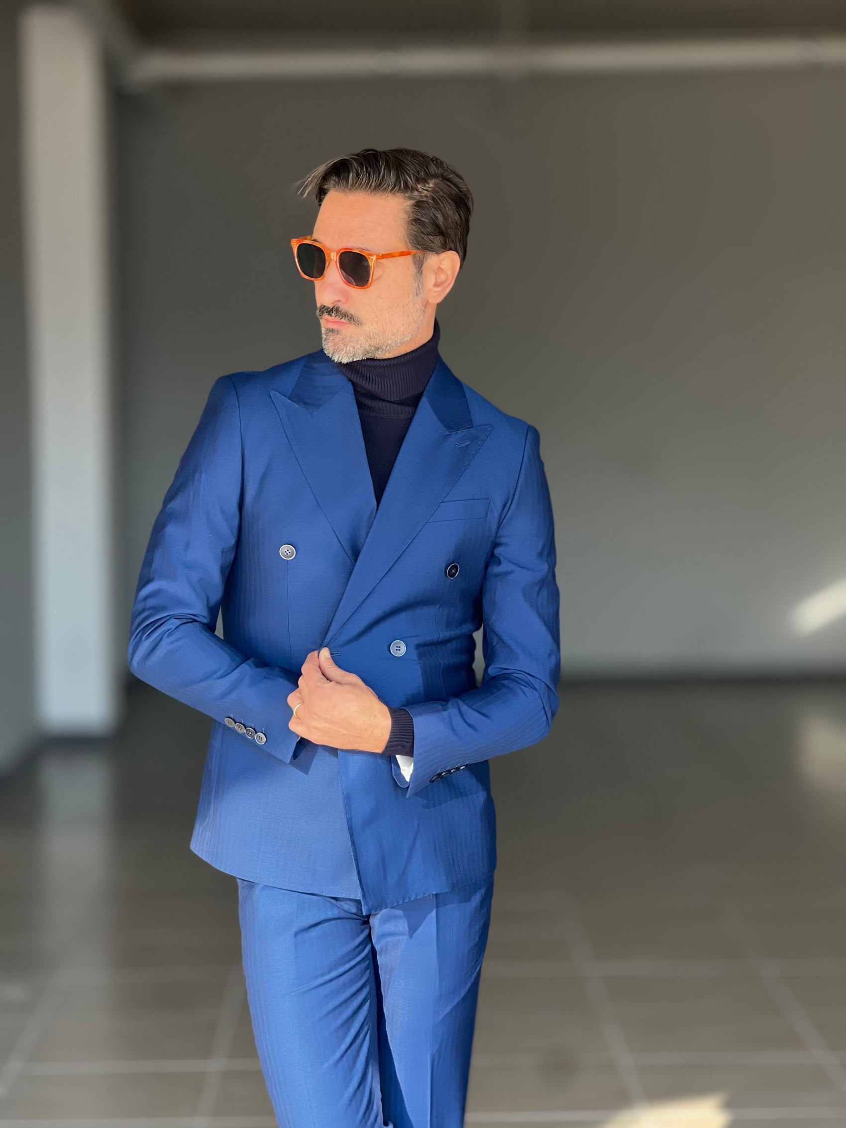 ABITO  BLU ROYAL  DOPPIOPETTO BOTTONE MADREPERLA VISCOSA E MISTI