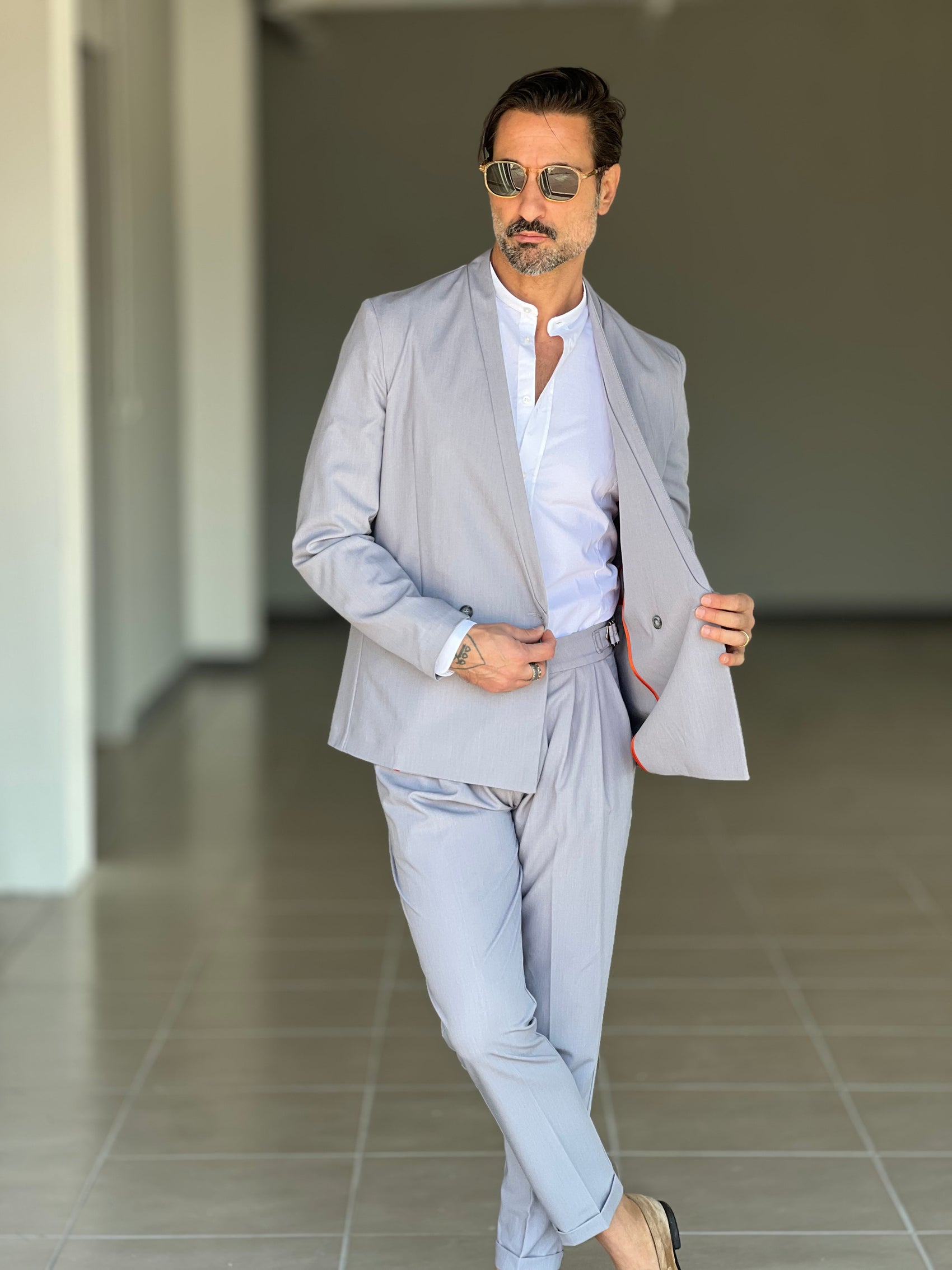 GIACCA  GRIGIA  COLLO SCIALLATO DOPPIOPETTO ( puoi abbinare il pantalone con il codice 30)