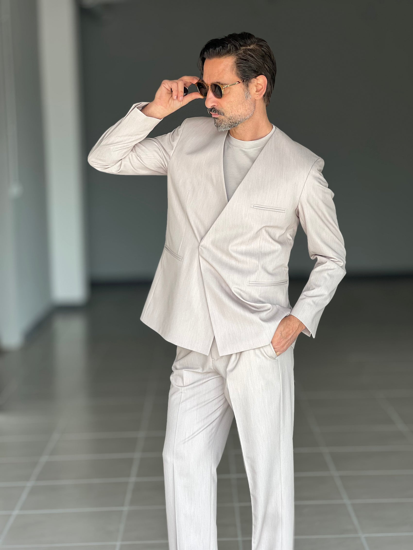 ABITO SABBIA   DOPPIOPETTO UN  BOTTONE NASCOSTO COLLO SCIALLATO