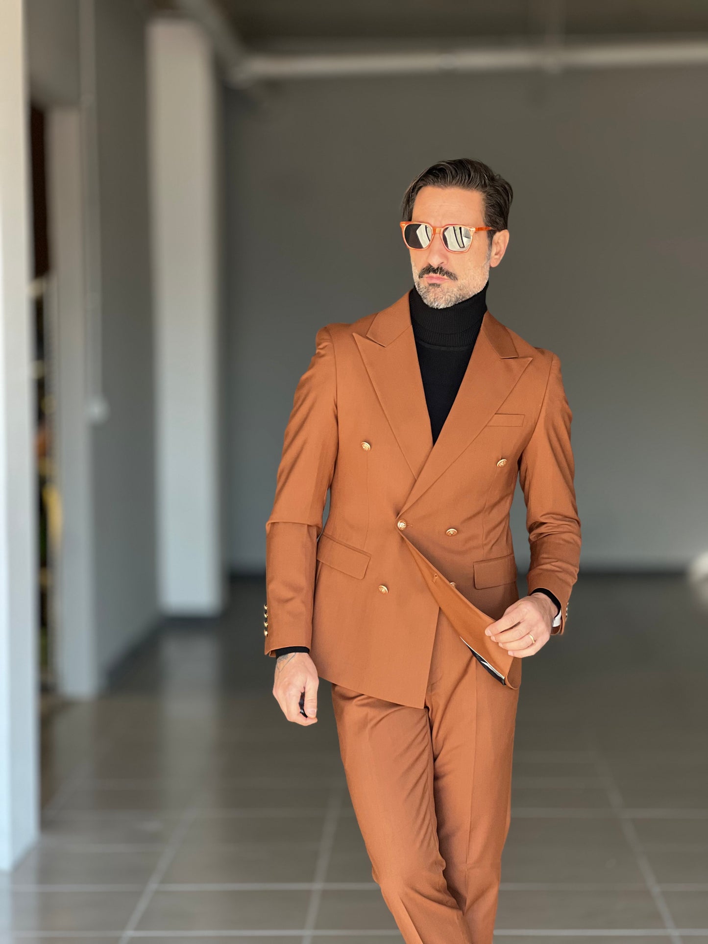 ABITO  TABACCO DOPPIOPETTO BOTTONE METALLO VISCOSA E MISTI