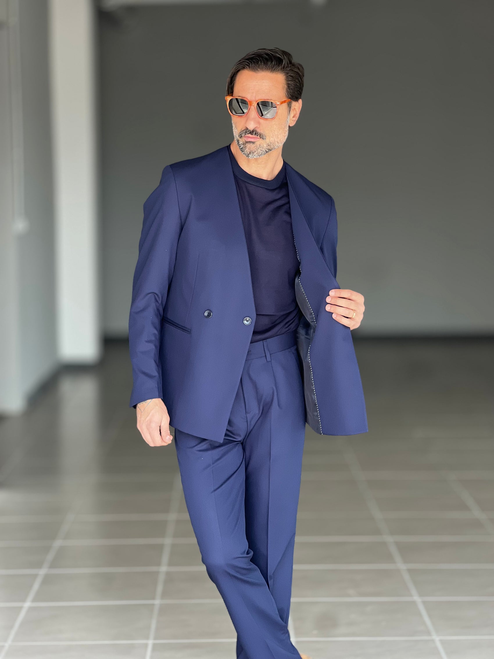 ABITO BLU   DOPPIOPETTO UN  BOTTONE NASCOSTO COLLO SCIALLATO