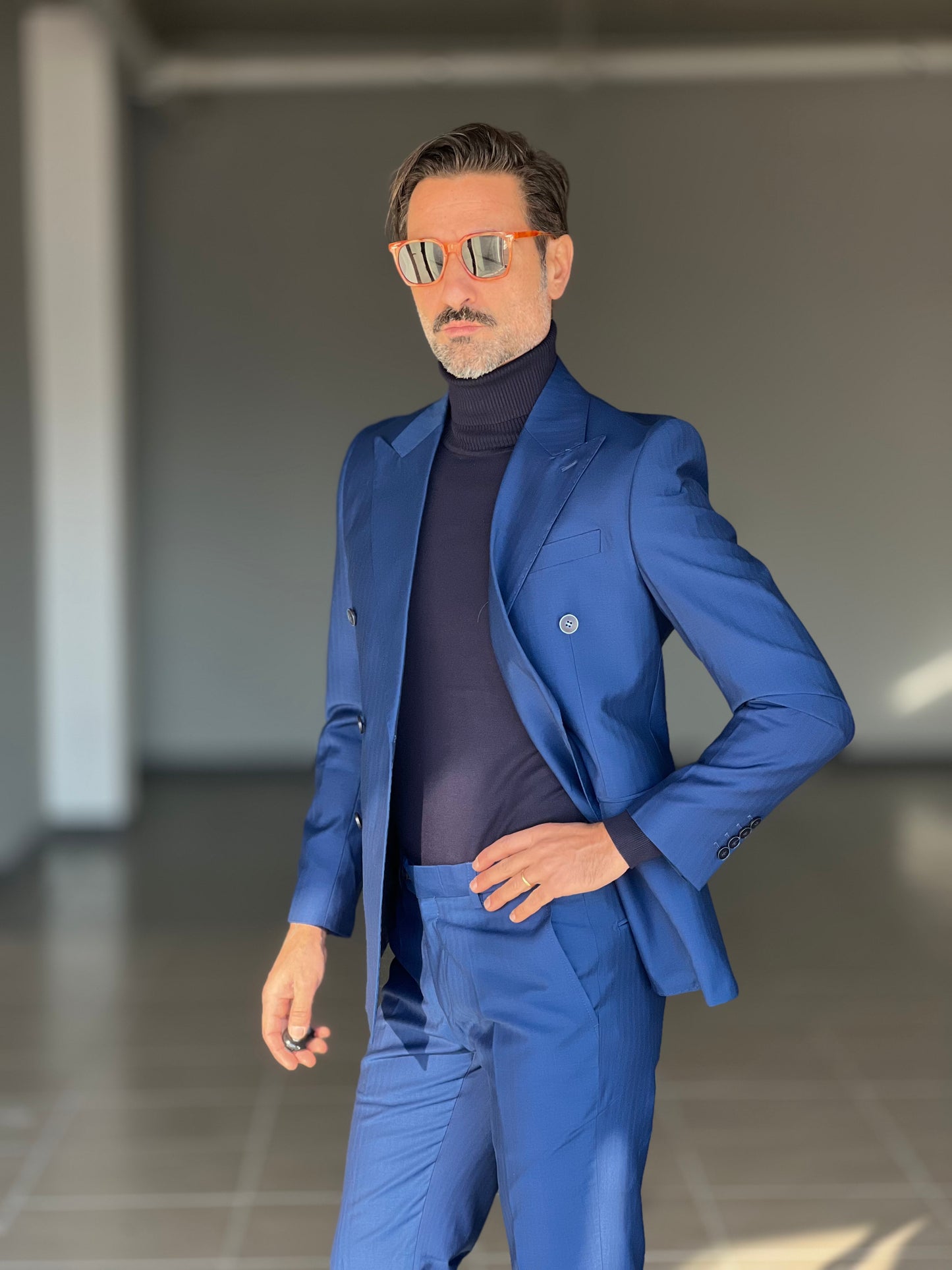 ABITO  BLU ROYAL  DOPPIOPETTO BOTTONE MADREPERLA VISCOSA E MISTI