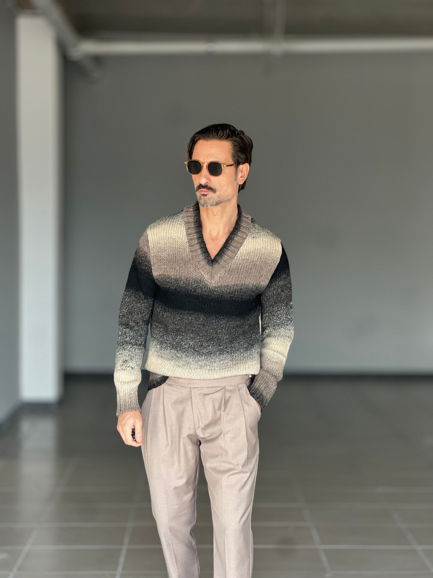 MAGLIA SCOLLO V DEGRADE' MORO   E PANNA MISTI LANA E ALPACA