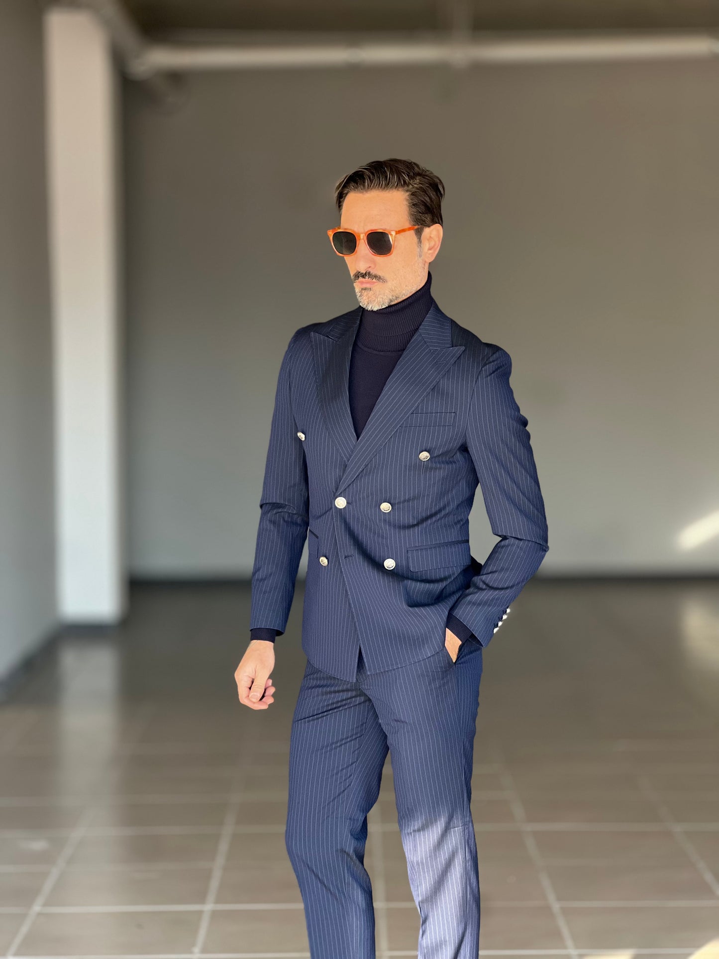 ABITO  BLU  GESSATO  DOPPIOPETTO BOTTONE METALLO VISCOSA E MISTI