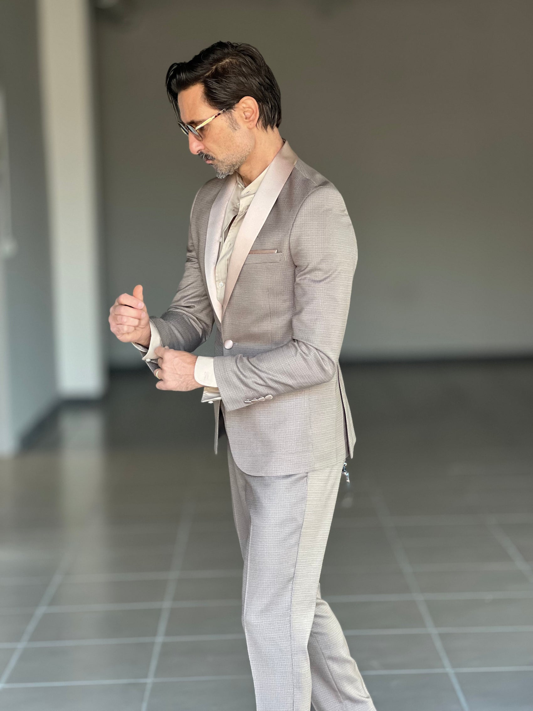 ABITO  SMOKING BEIGE  REVER CHIARO TESSUTO OPERATO 104