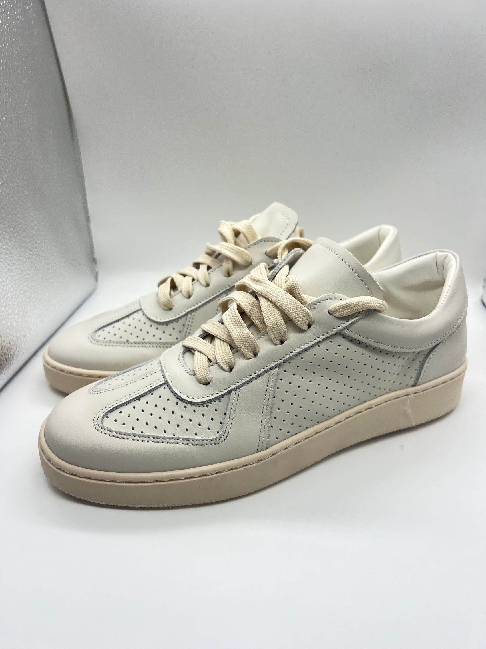 SNEAKER BIANCA SPORCATA BOTTOLATA TRAFORATA