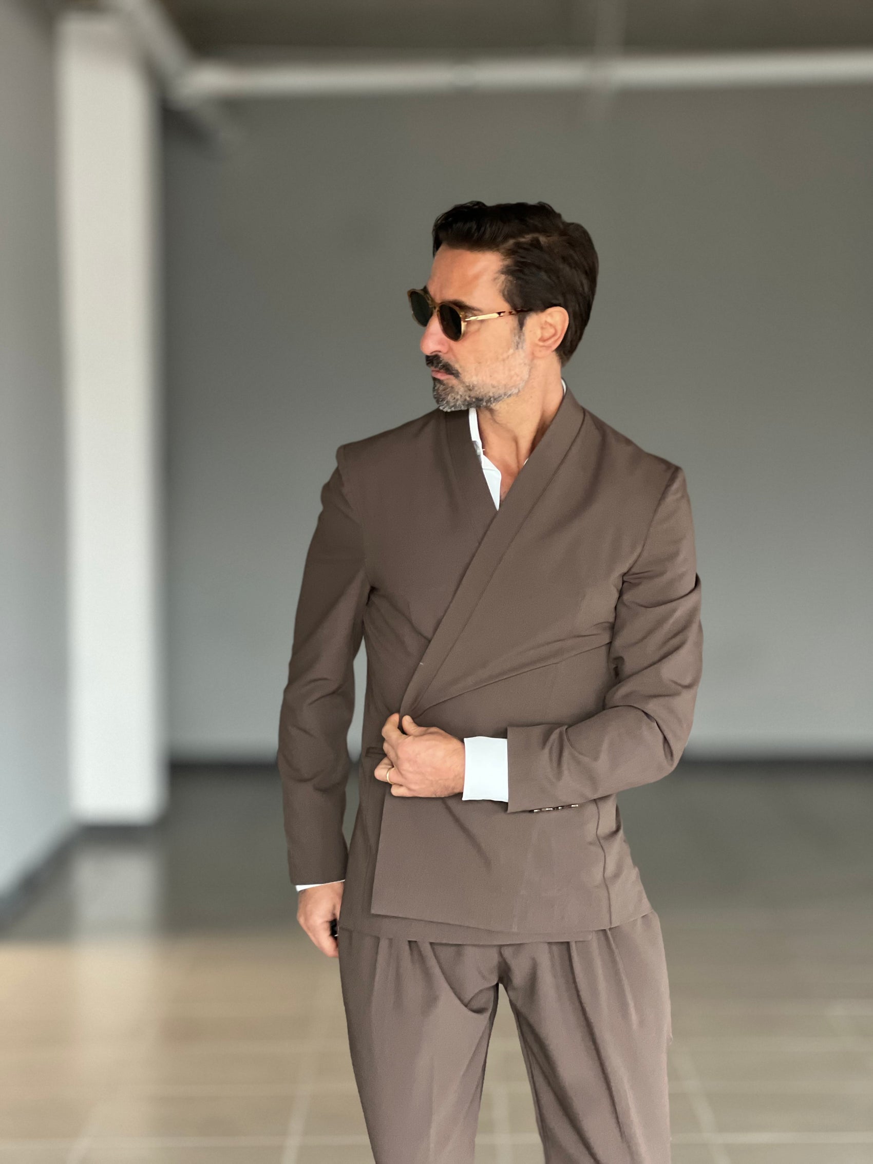 GIACCA  MORO COLLO SCIALLATO DOPPIOPETTO ( PUOI ABBINARE IL PANTALONE CON IL CODICE 33 )