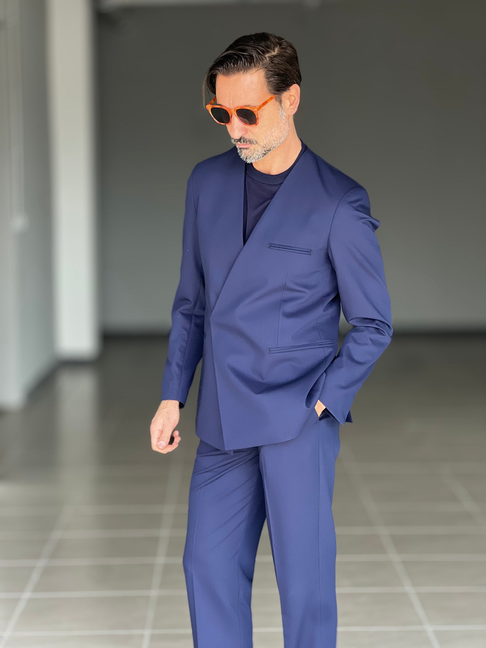 ABITO BLU   DOPPIOPETTO UN  BOTTONE NASCOSTO COLLO SCIALLATO