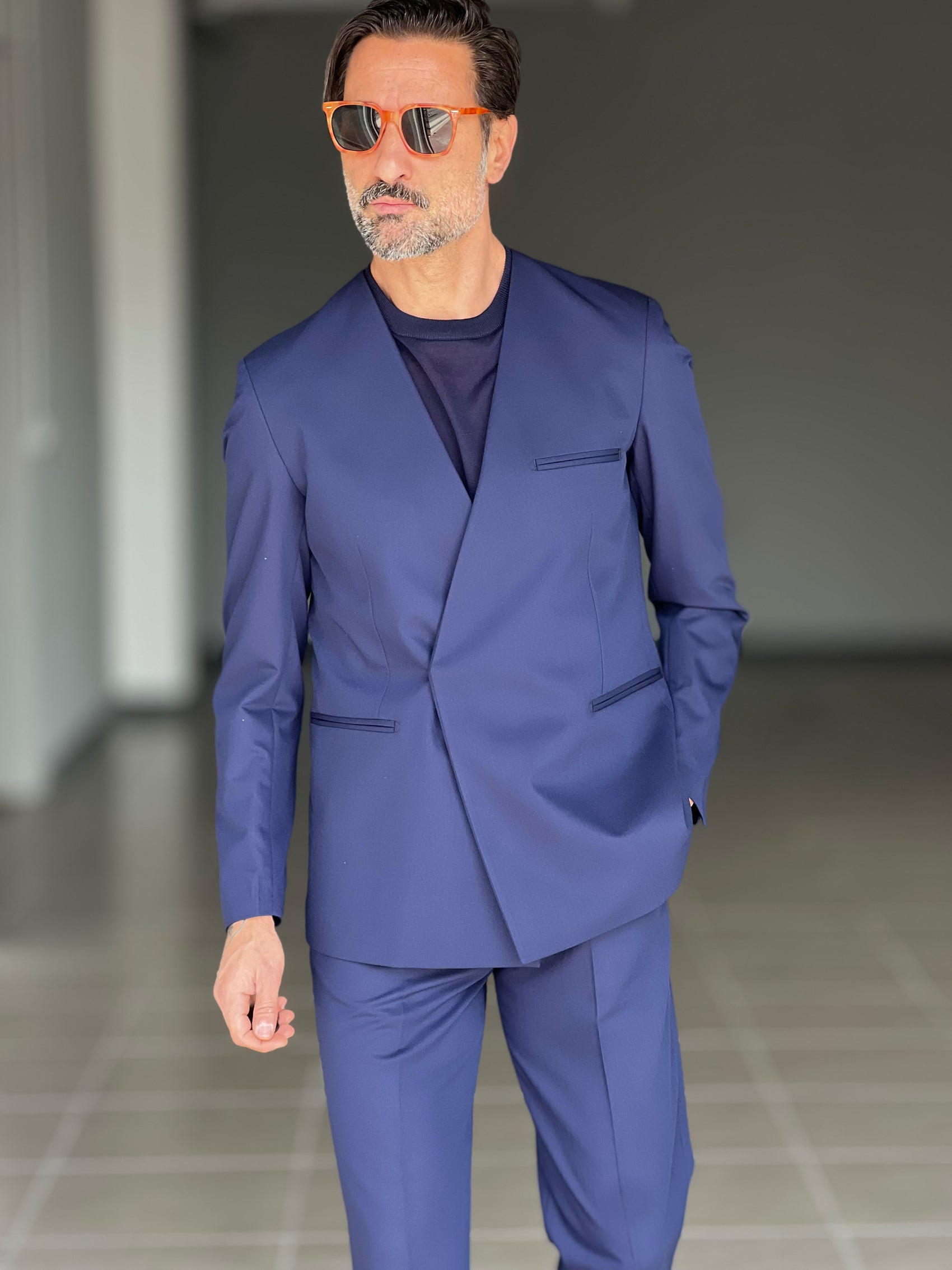 ABITO BLU   DOPPIOPETTO UN  BOTTONE NASCOSTO COLLO SCIALLATO