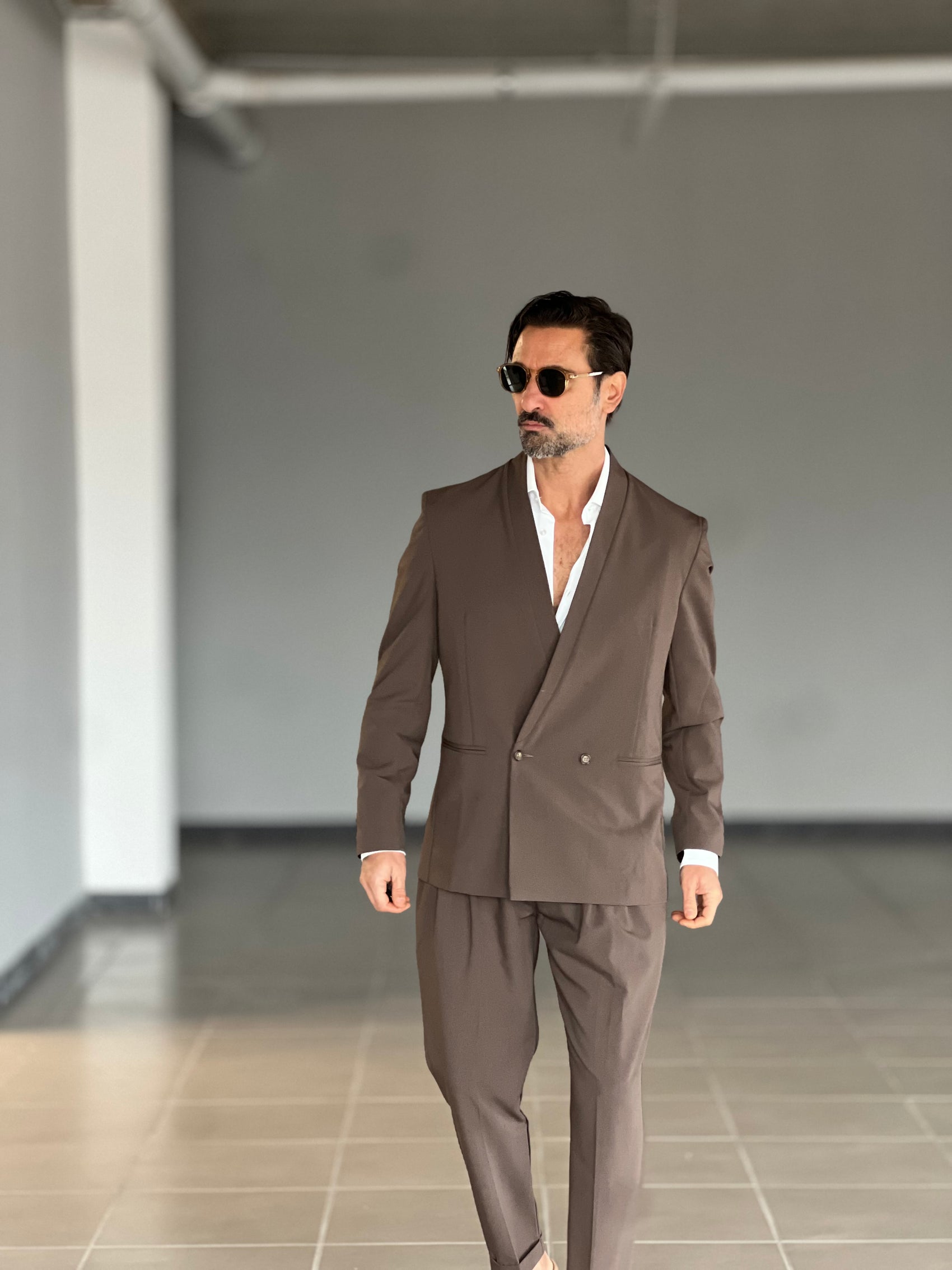 GIACCA  MORO COLLO SCIALLATO DOPPIOPETTO ( PUOI ABBINARE IL PANTALONE CON IL CODICE 33 )