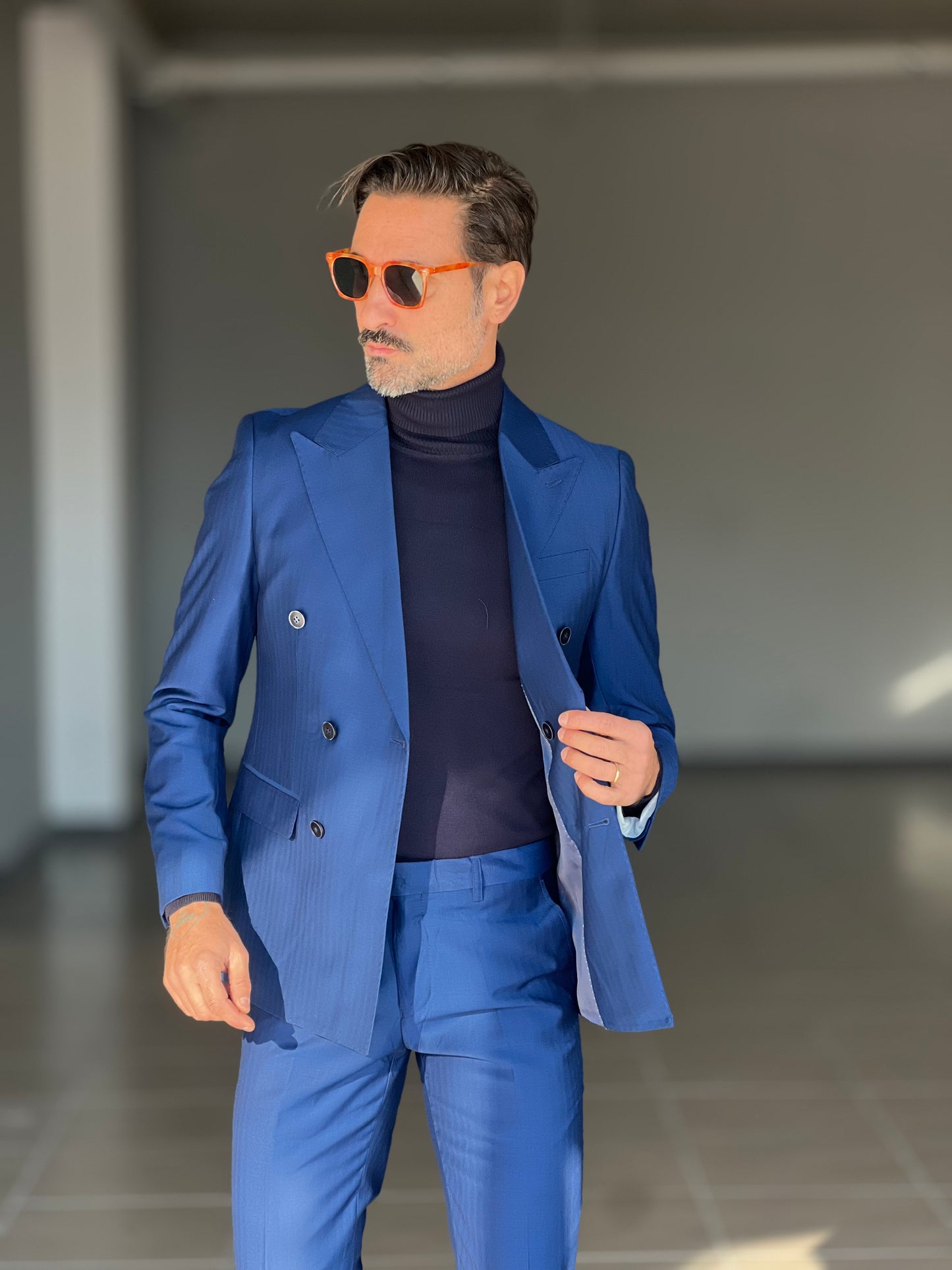 ABITO  BLU ROYAL  DOPPIOPETTO BOTTONE MADREPERLA VISCOSA E MISTI