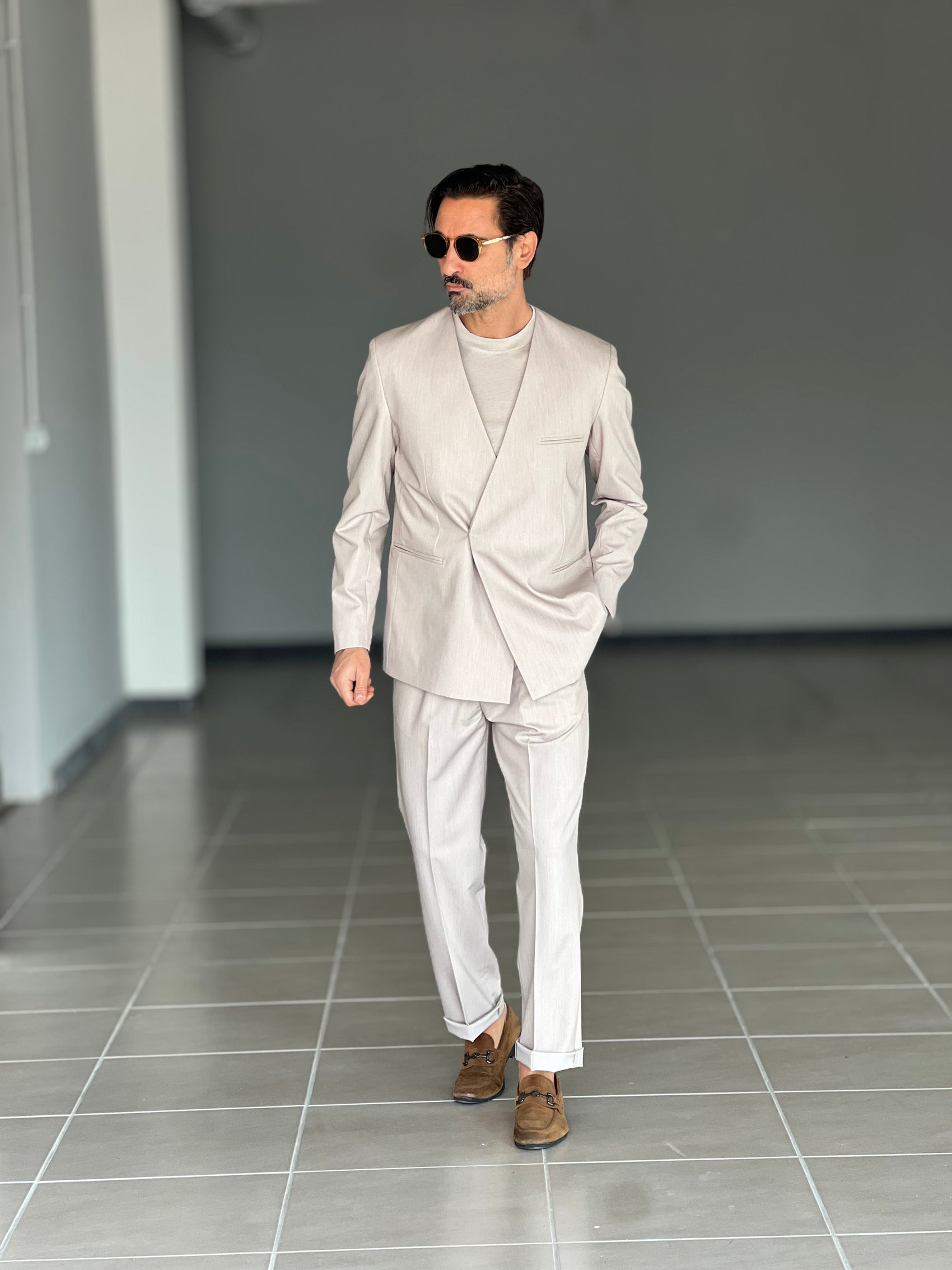 ABITO SABBIA   DOPPIOPETTO UN  BOTTONE NASCOSTO COLLO SCIALLATO