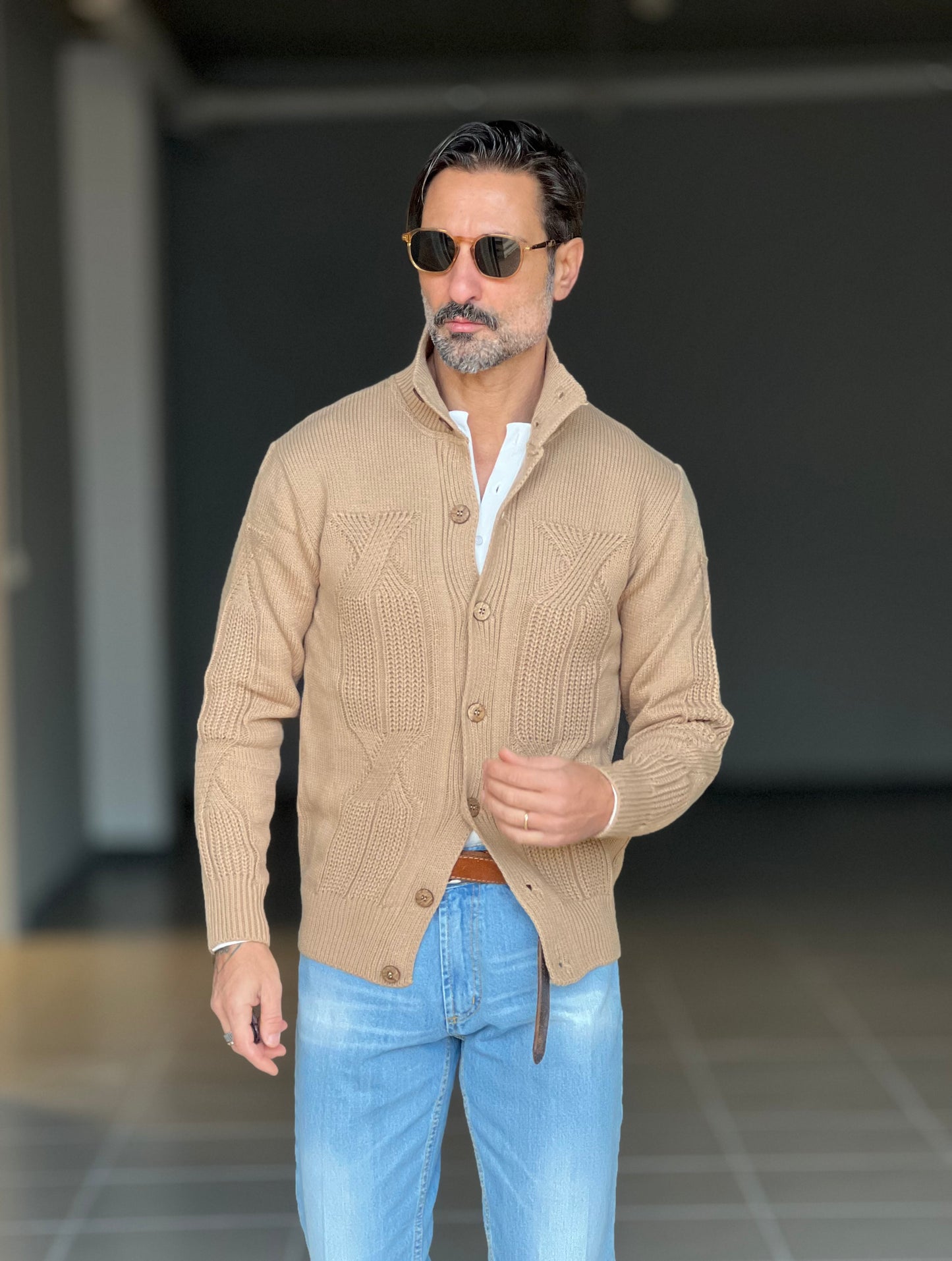 CARDIGAN CAMMELLO  OPERATO COLLO IN PIEDI