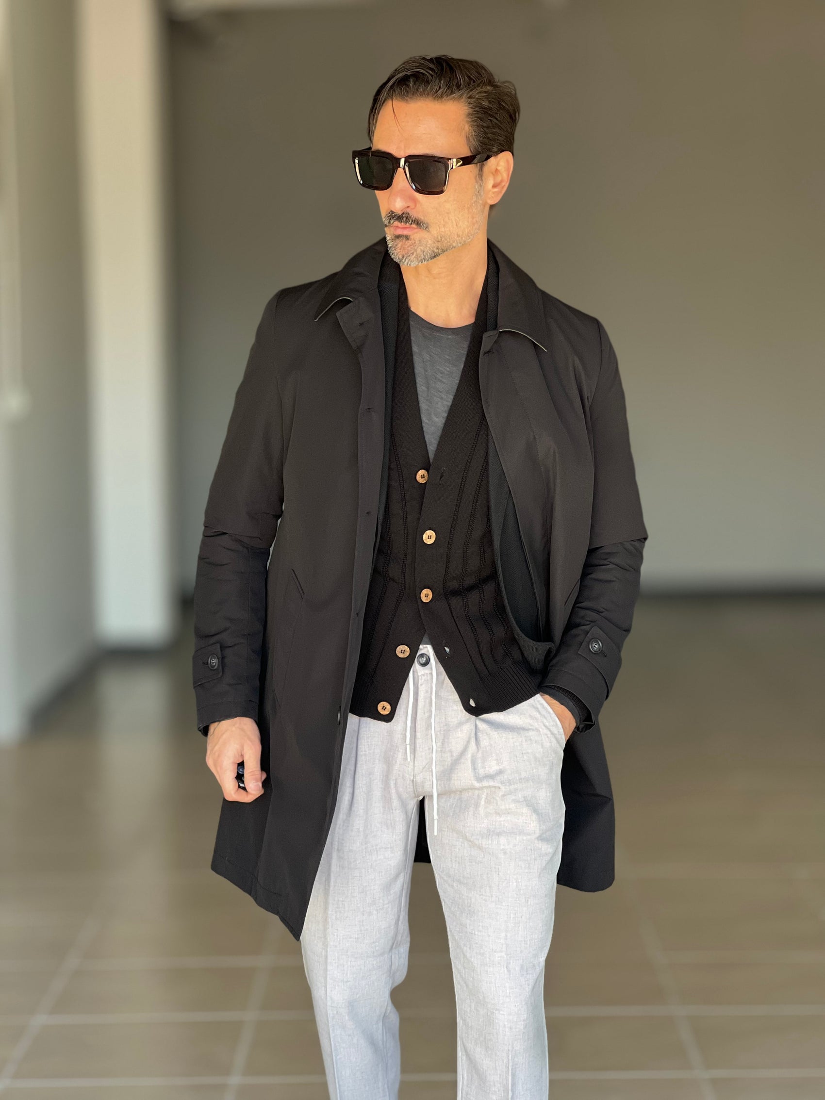 TRENCH NERO TESSUTO TECNICO IMPERMIABILE COLLO CAMICIA