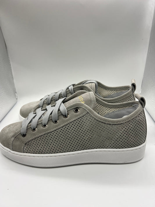 SNEAKER PELLE GRIGIA TRAFORATA