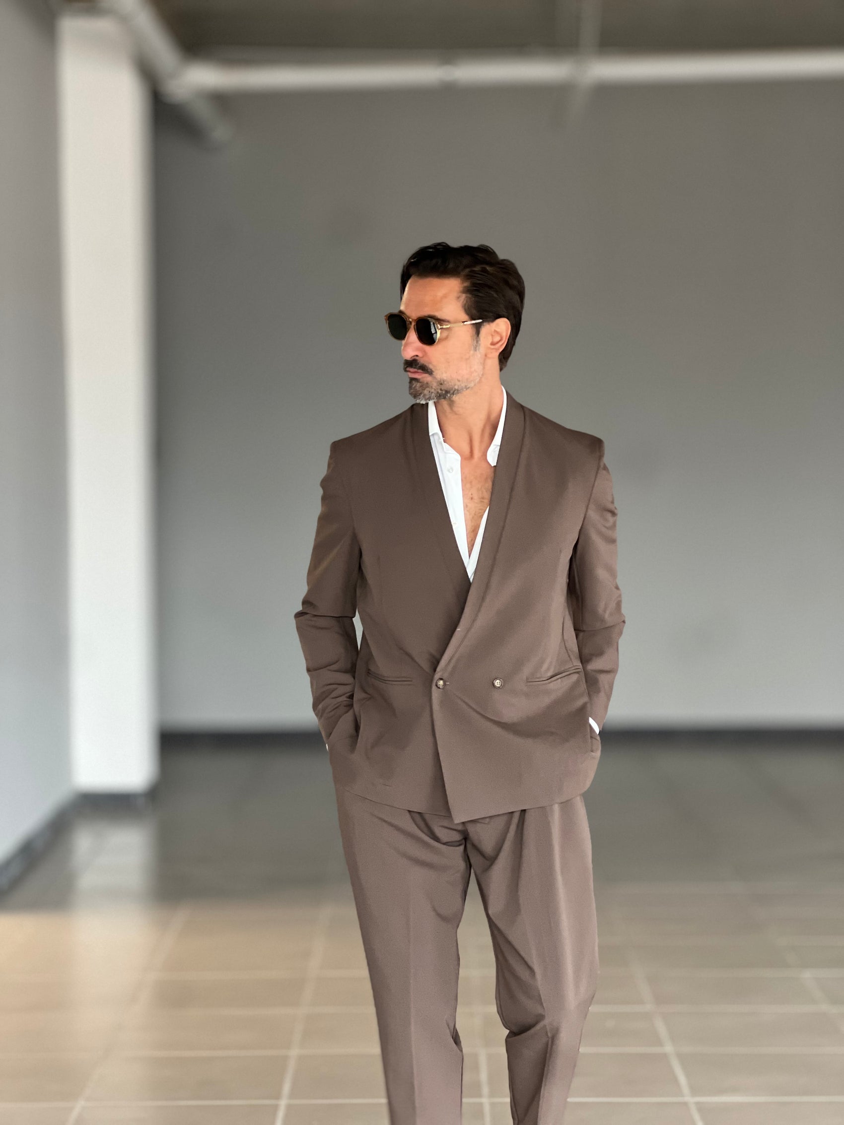 GIACCA  MORO COLLO SCIALLATO DOPPIOPETTO ( PUOI ABBINARE IL PANTALONE CON IL CODICE 33 )