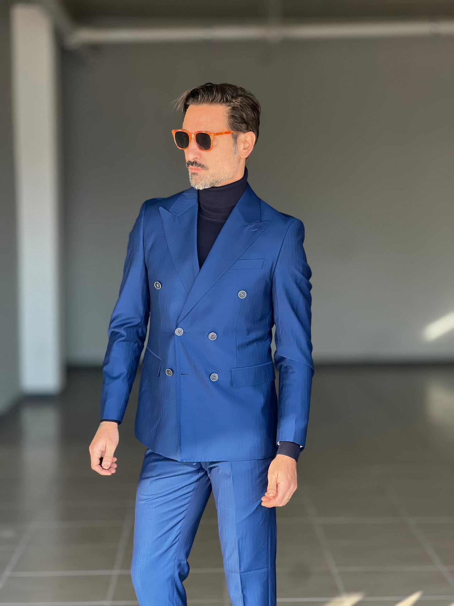 ABITO  BLU ROYAL  DOPPIOPETTO BOTTONE MADREPERLA VISCOSA E MISTI