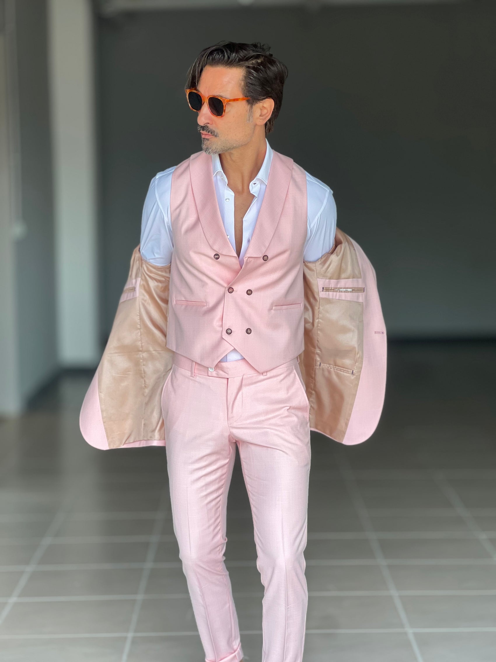 ABITO ROSA   MONOPETTO  3 PEZZI GILET 0044