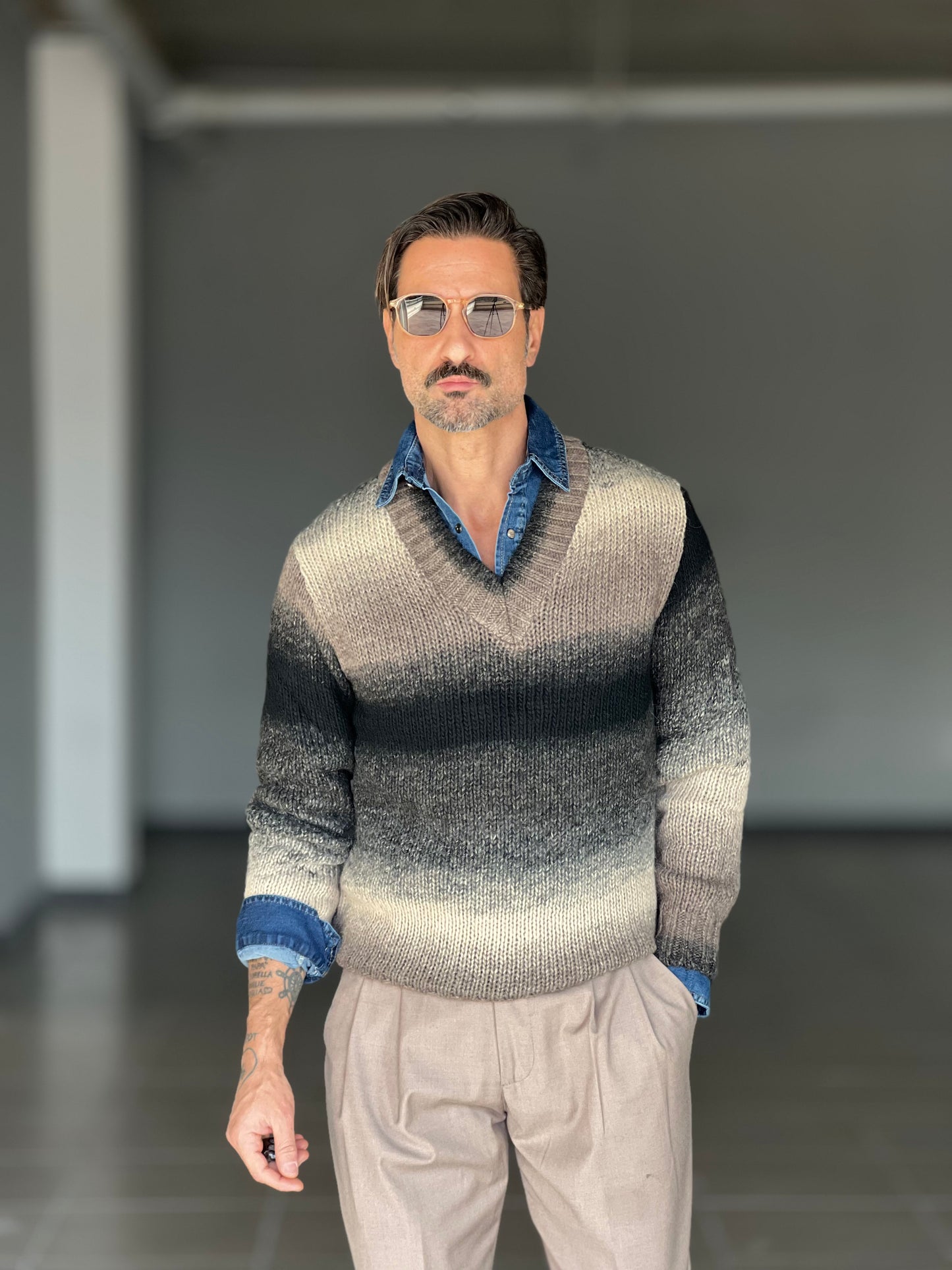 MAGLIA SCOLLO V DEGRADE' MORO   E PANNA MISTI LANA E ALPACA