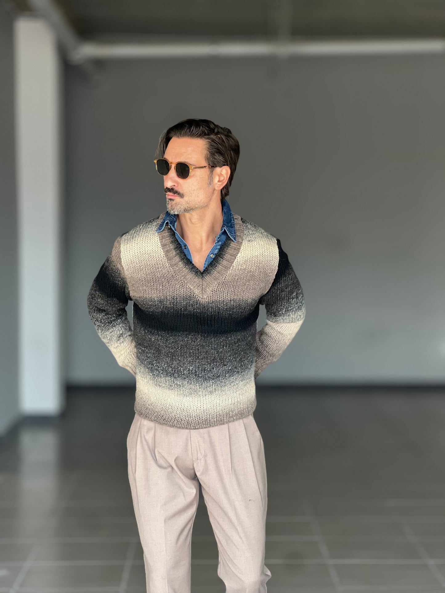 MAGLIA SCOLLO V DEGRADE' MORO   E PANNA MISTI LANA E ALPACA