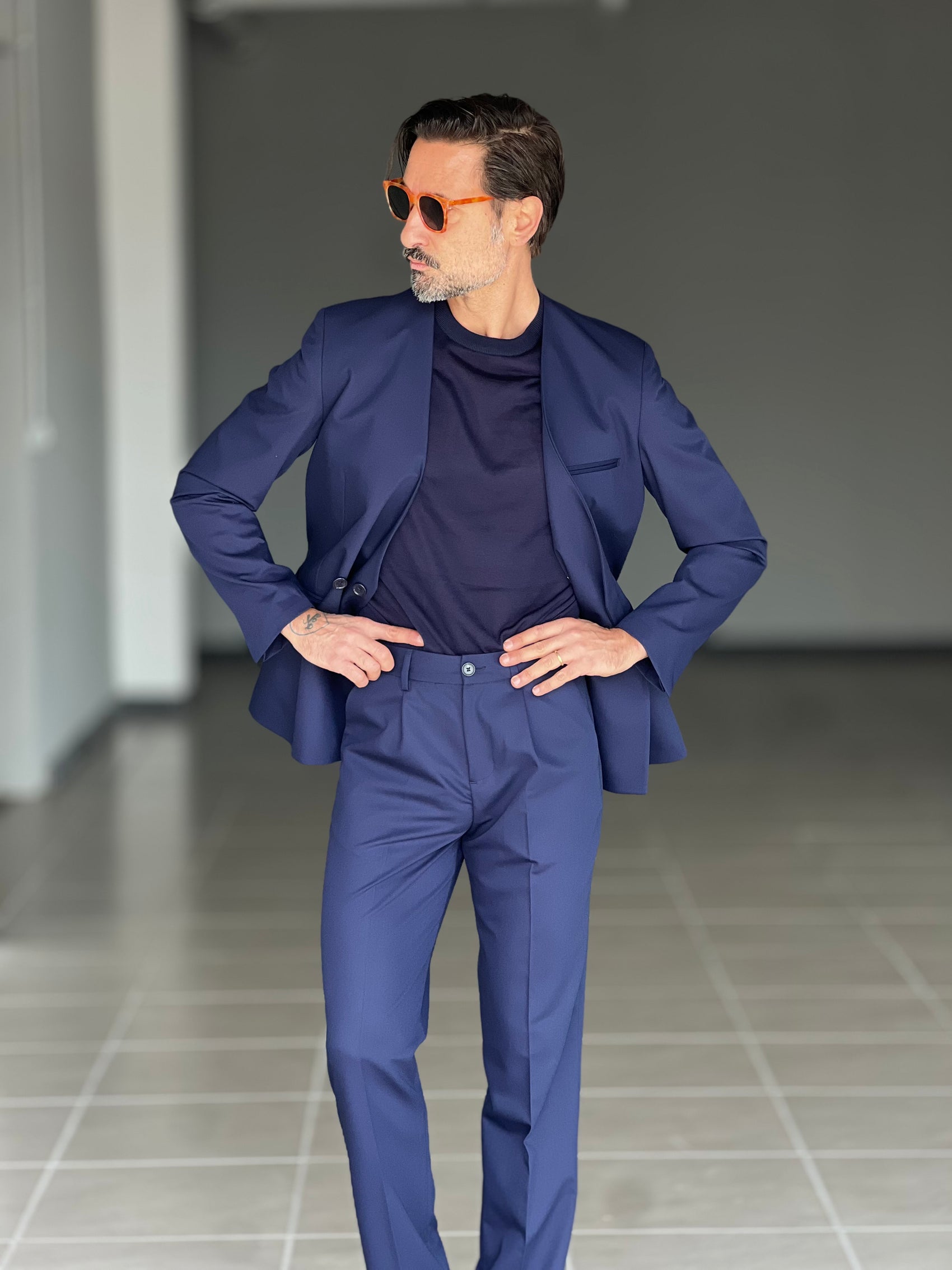 ABITO BLU   DOPPIOPETTO UN  BOTTONE NASCOSTO COLLO SCIALLATO