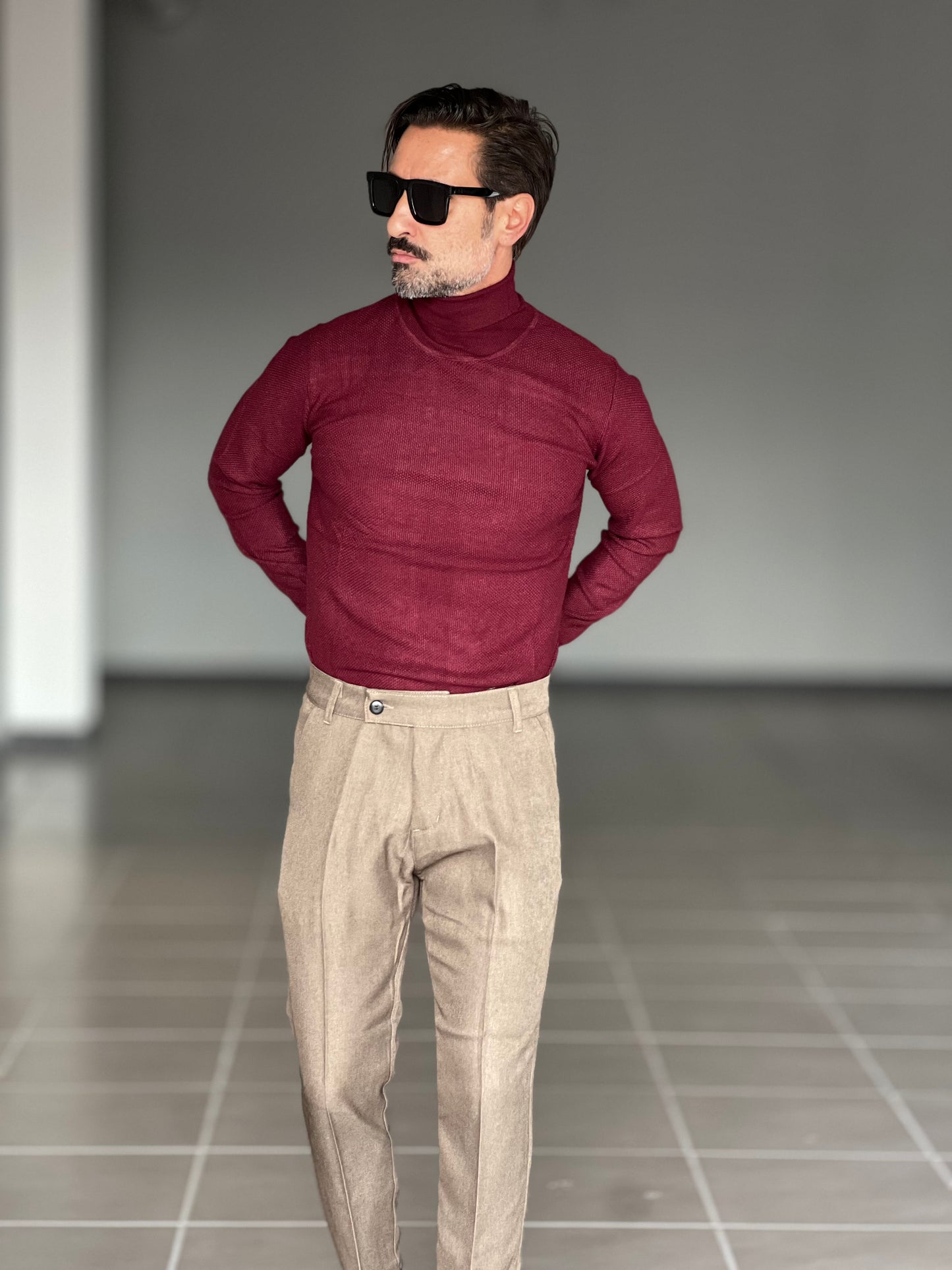 MULTICOLORED RED AND GRAY SHAVED HIGH NECK