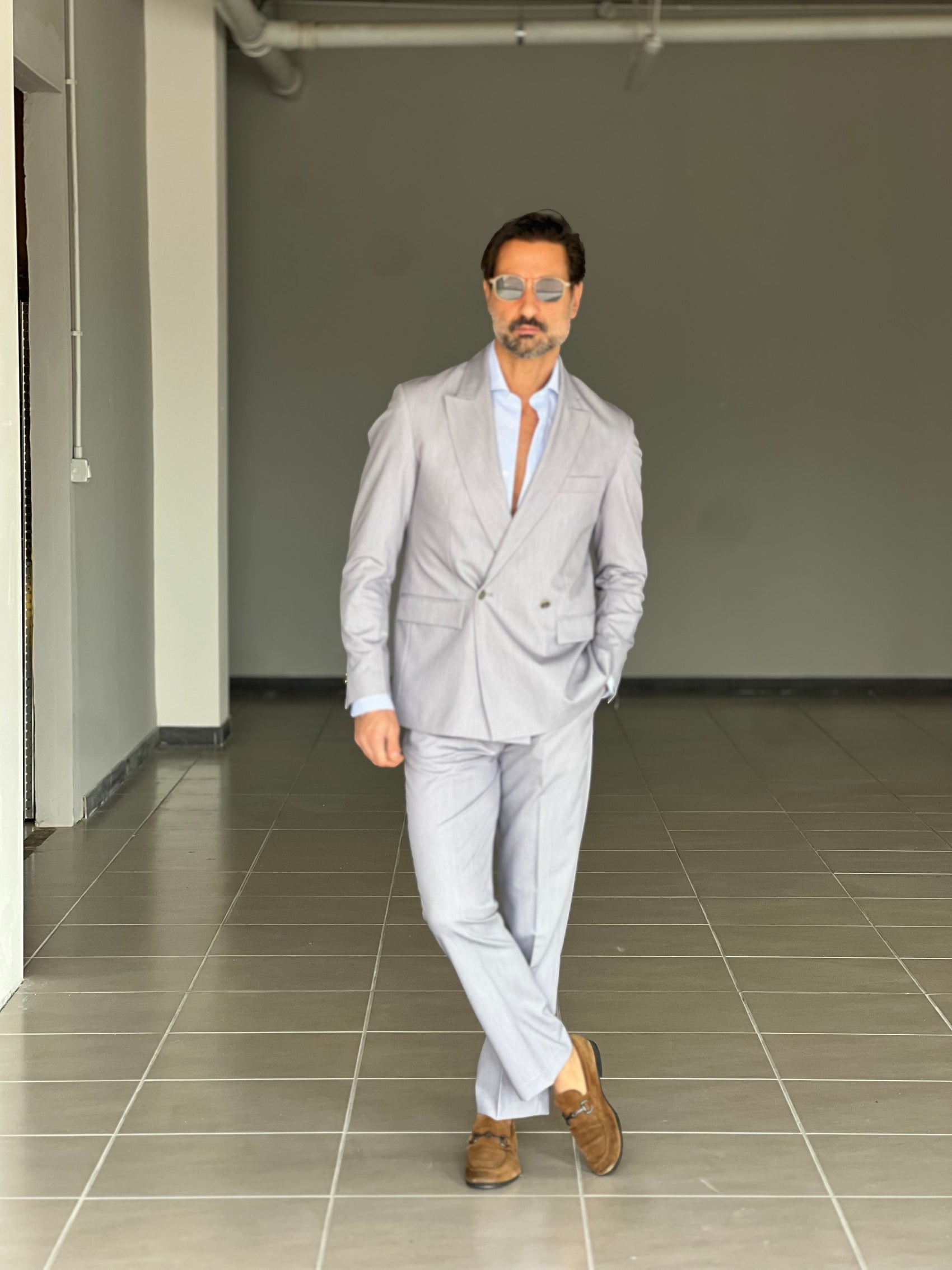 ABITO GRIGIO PERLA   DOPPIOPETTO UN  BOTTONE METALLO