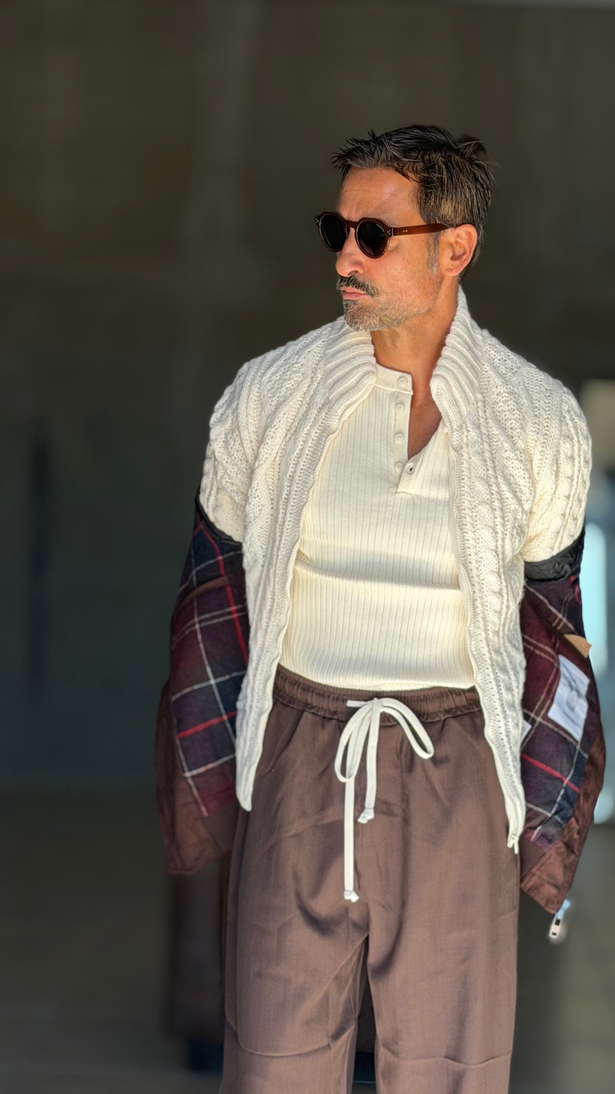 WHITE VISCOSE TROUSERS WITH REGULAR BOTTOM