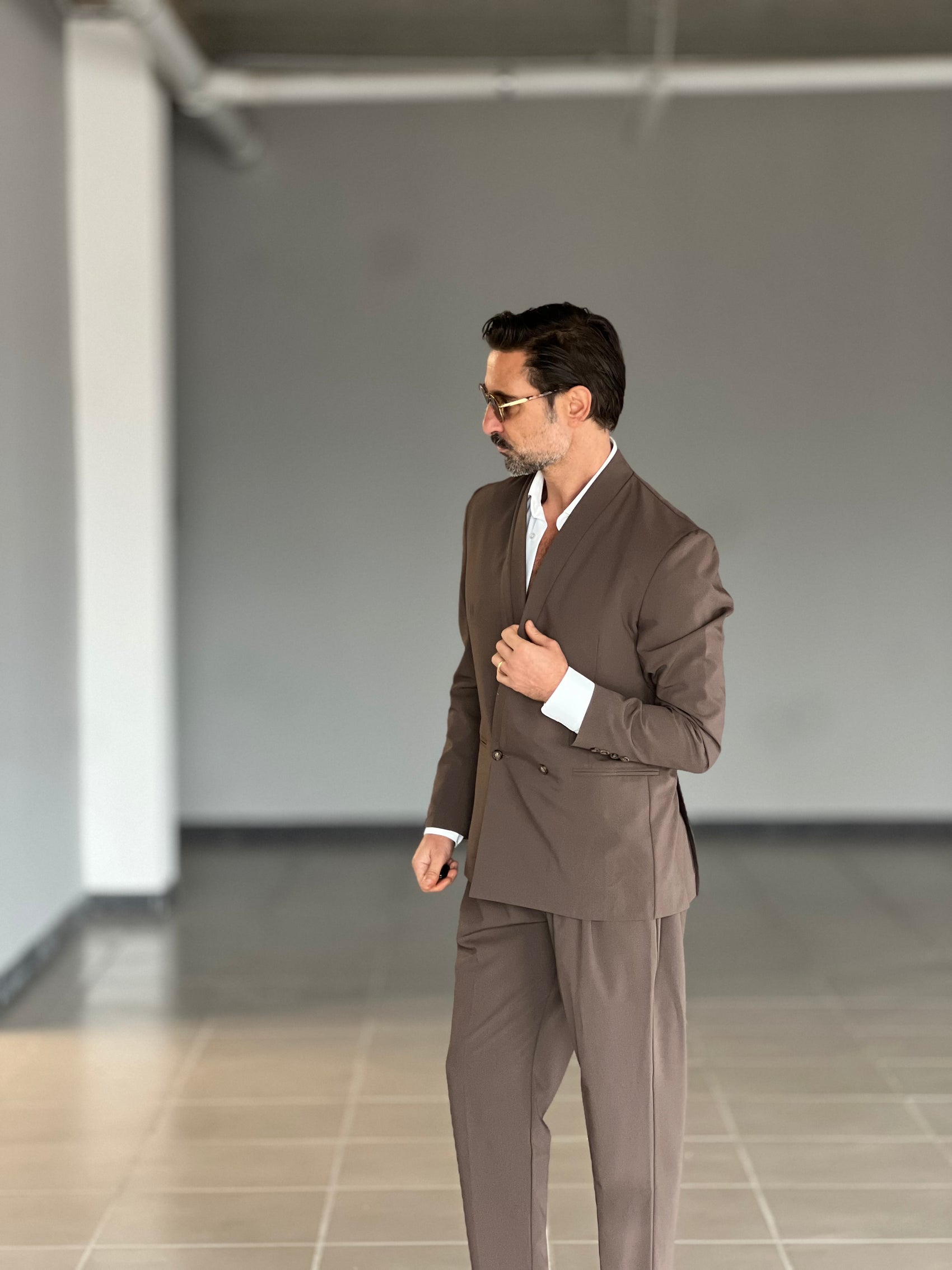 GIACCA  MORO COLLO SCIALLATO DOPPIOPETTO ( PUOI ABBINARE IL PANTALONE CON IL CODICE 33 )