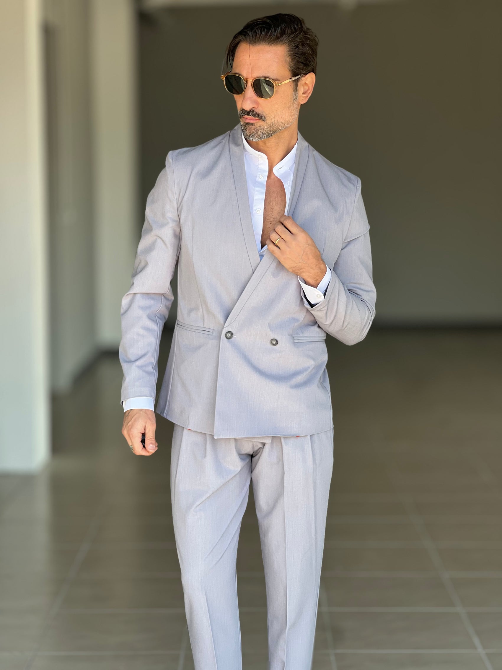 GIACCA  GRIGIA  COLLO SCIALLATO DOPPIOPETTO ( puoi abbinare il pantalone con il codice 30)