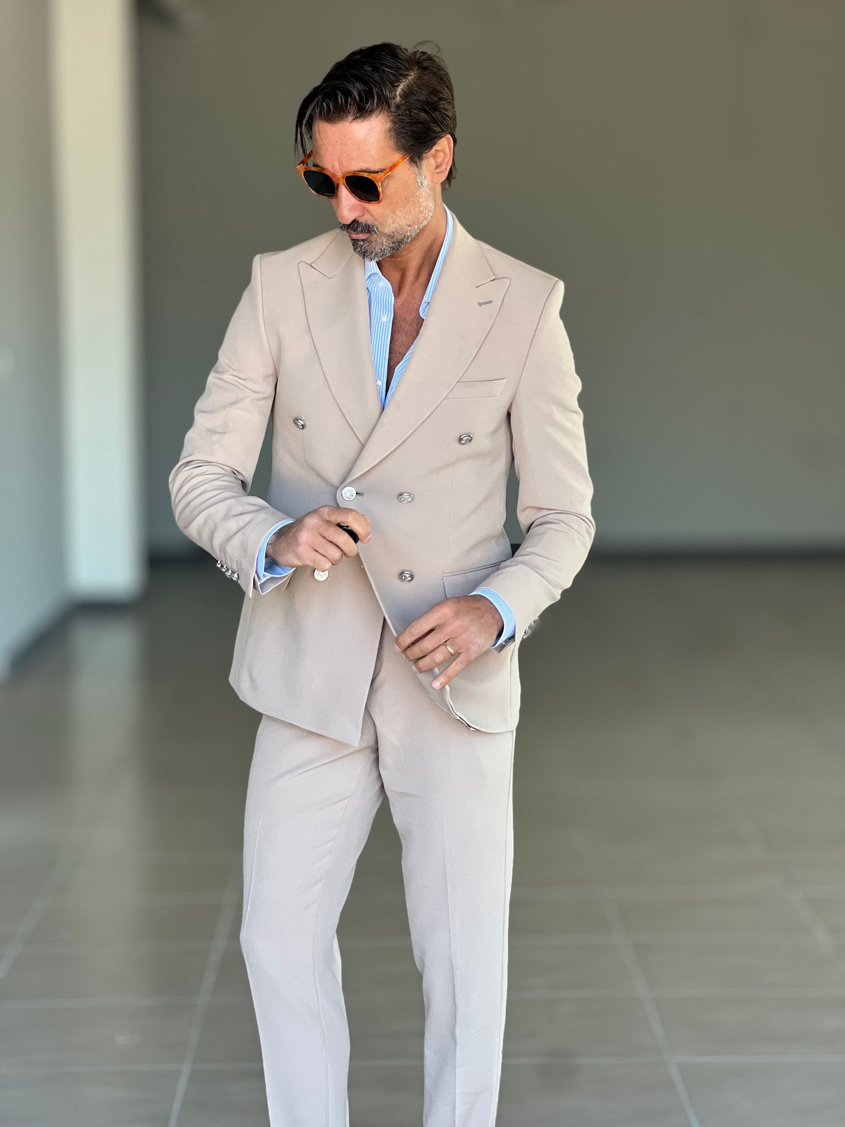 ABITO BEIGE  DOPPIOPETTO BOTTONE METALLO