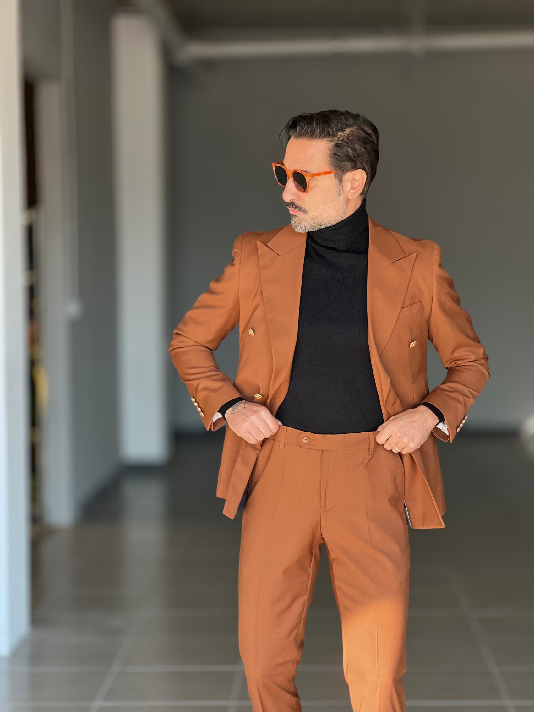 ABITO  TABACCO DOPPIOPETTO BOTTONE METALLO VISCOSA E MISTI