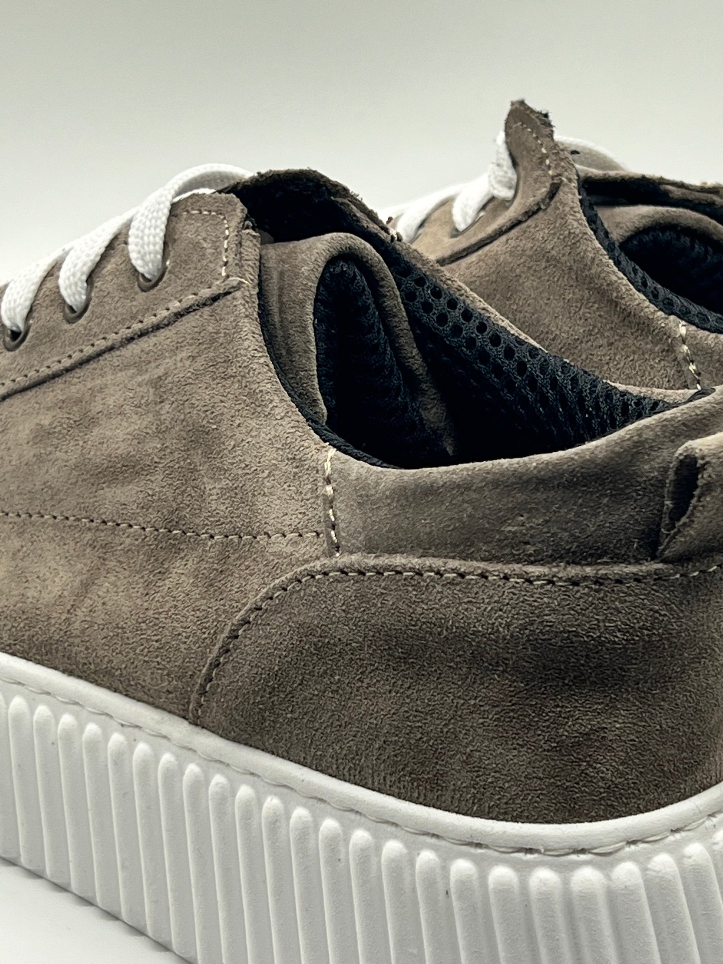 SNEAKER FANGO PUNTA PELLE  BOTTOLATA FONDO BIANCO