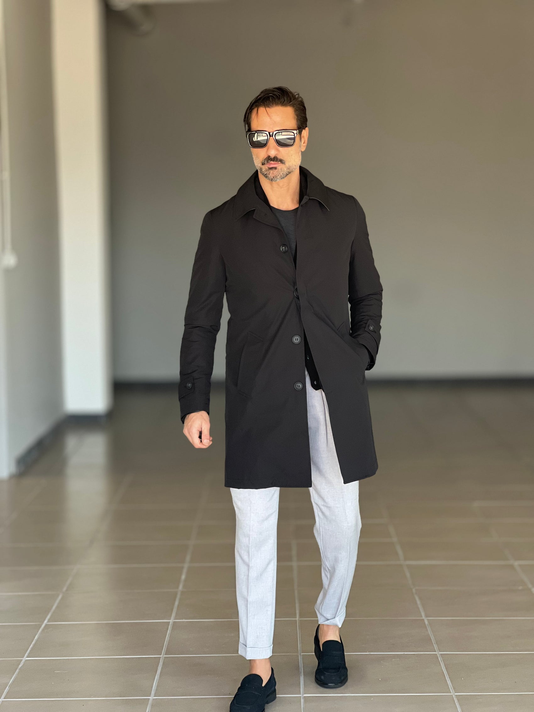 TRENCH NERO TESSUTO TECNICO IMPERMIABILE COLLO CAMICIA