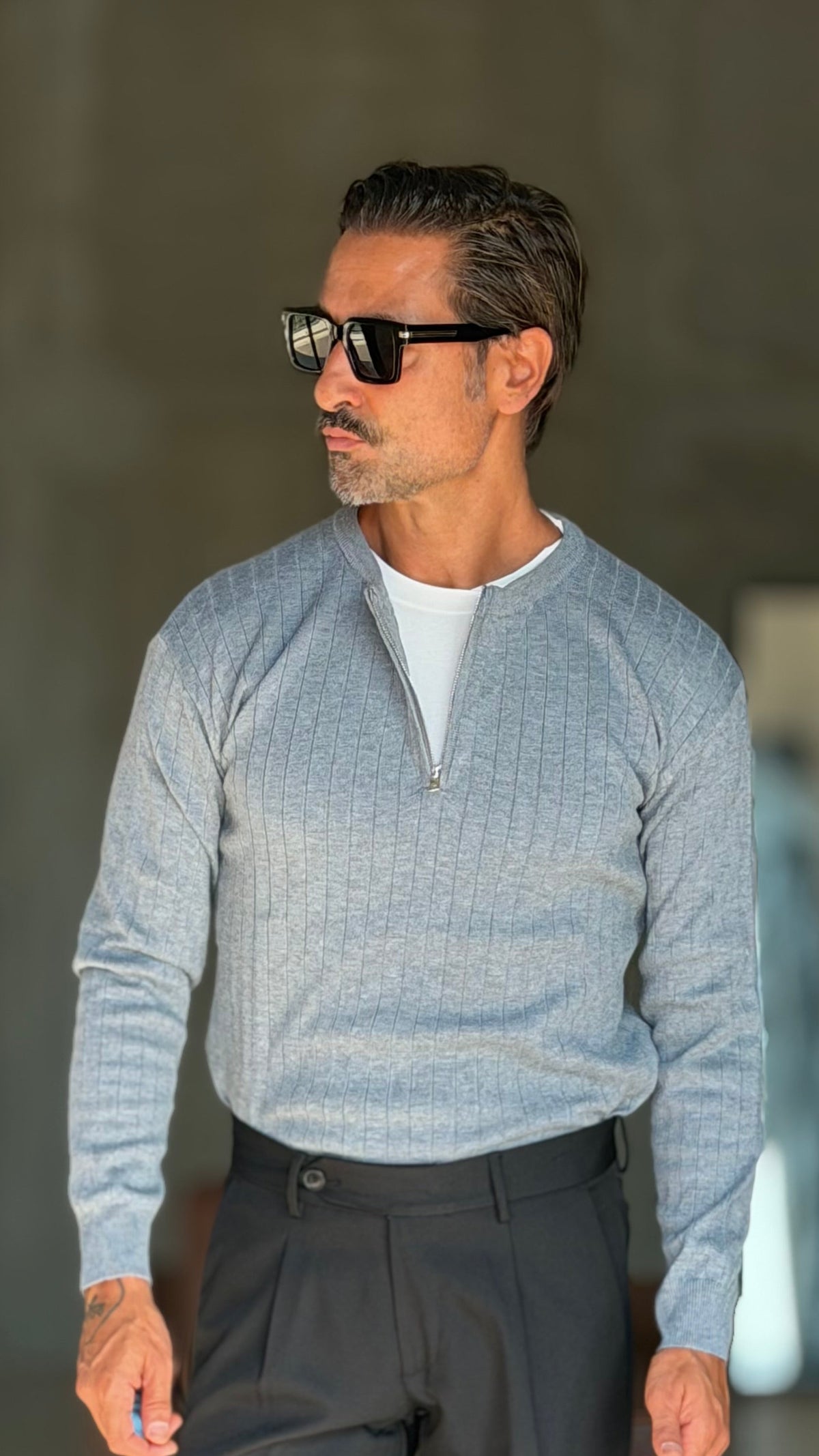 MAGLIA SERAFINO   BASE GRIGIO SCURO INSERTO T SHIRT BIANCA