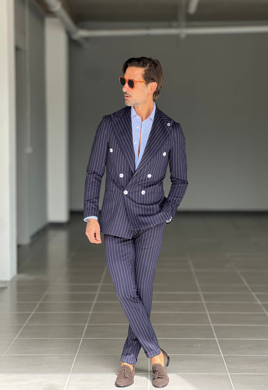 DOUBLE-BREASTED BLUE PINSTRIPE SUIT. FINE LINE