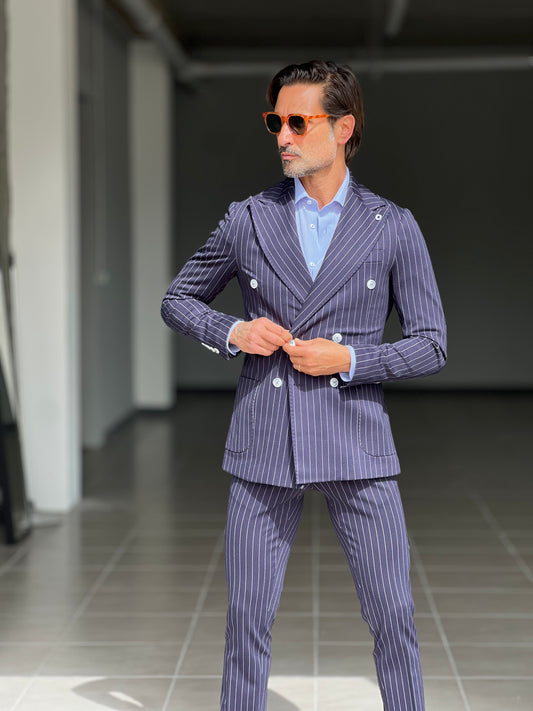 DOUBLE-BREASTED BLUE PINSTRIPE SUIT. FINE LINE