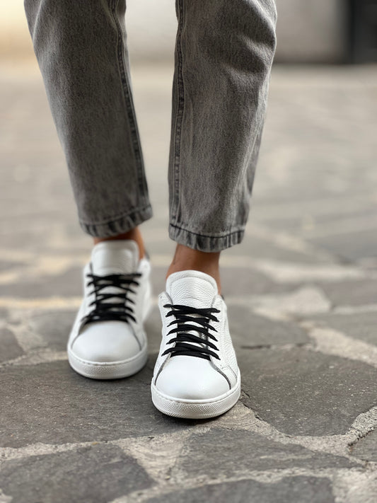 TOTAL WHITE SNEAKERS WITH BLACK CAP AND LACES