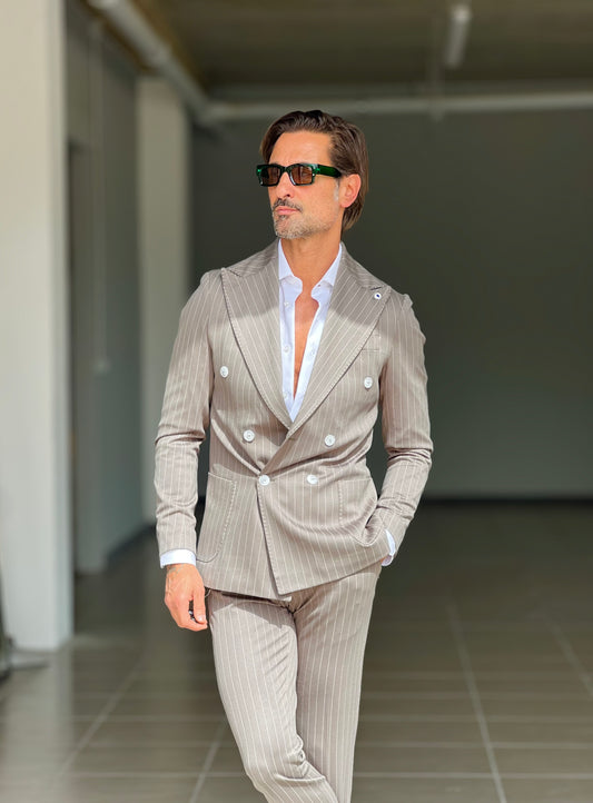 DOUBLE-BREASTED GREEN PINSTRIPE SUIT. FINE LINE