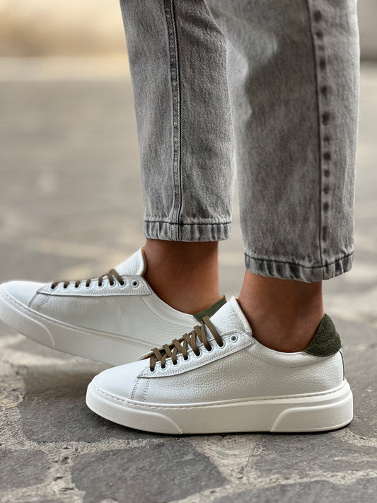 TOTAL WHITE SNEAKERS WITH GREEN CAP AND LACES