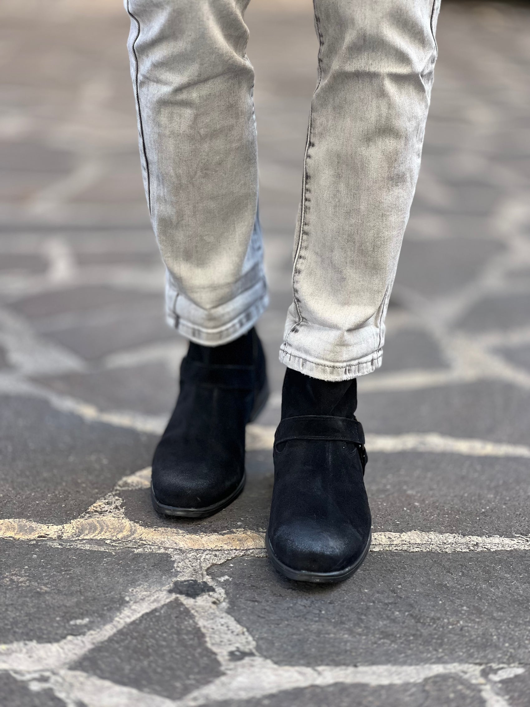 BRUSHED BLACK SUEDE BOOT