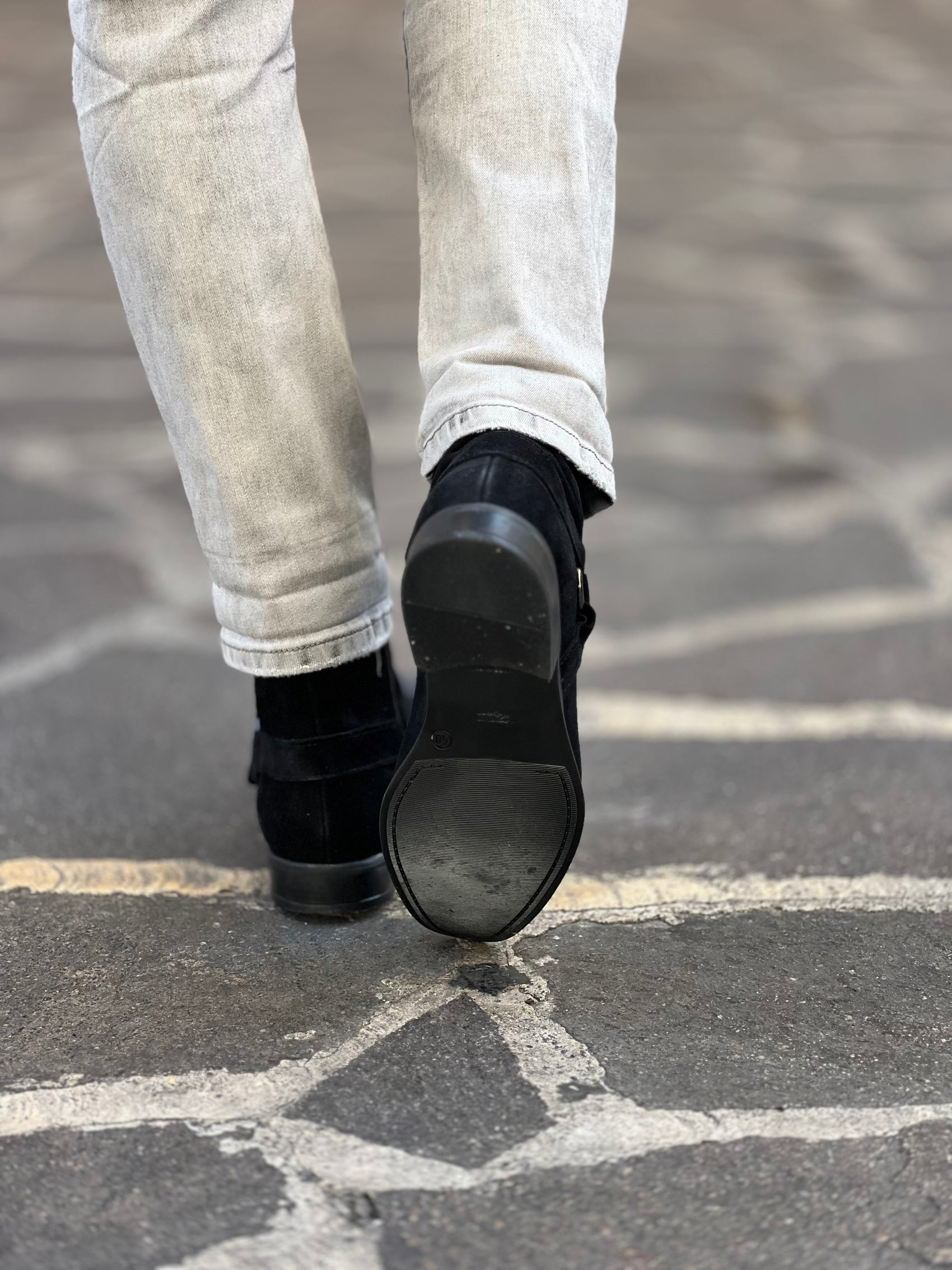 BRUSHED BLACK SUEDE BOOT